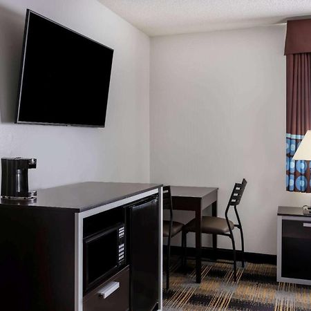 Super 8 By Wyndham Villa Rica Bagian luar foto