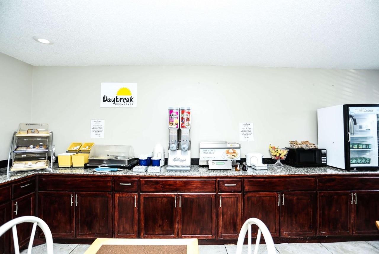 Super 8 By Wyndham Villa Rica Bagian luar foto