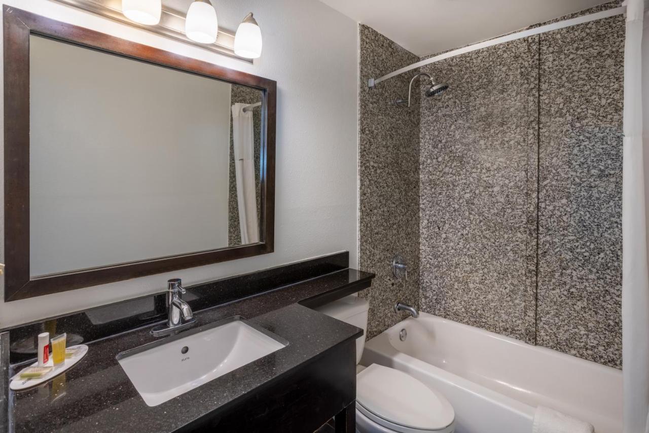 Super 8 By Wyndham Villa Rica Bagian luar foto