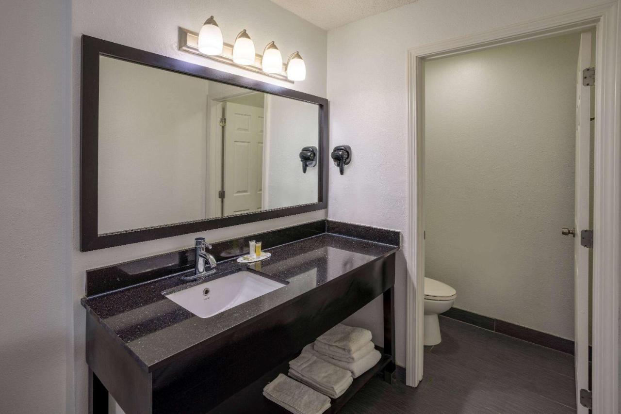 Super 8 By Wyndham Villa Rica Bagian luar foto
