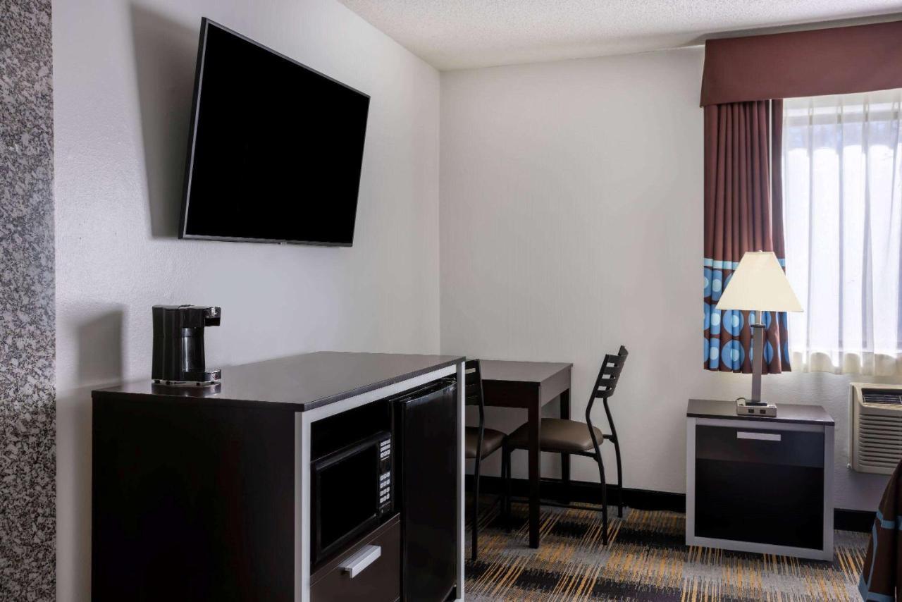 Super 8 By Wyndham Villa Rica Bagian luar foto