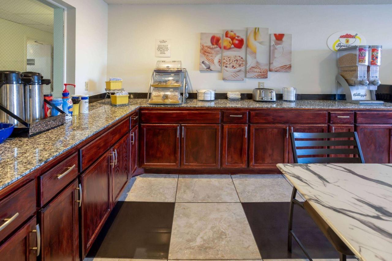 Super 8 By Wyndham Villa Rica Bagian luar foto