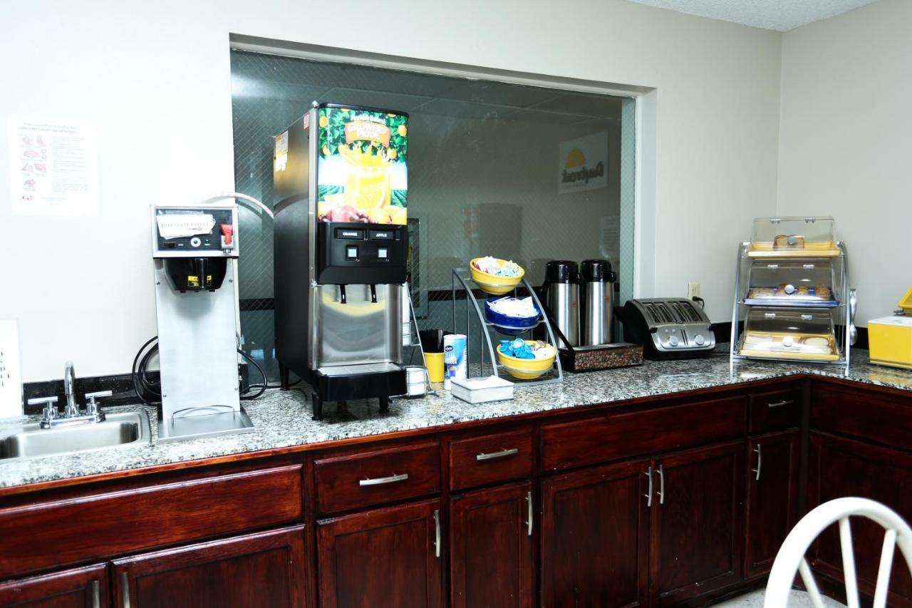 Super 8 By Wyndham Villa Rica Bagian luar foto