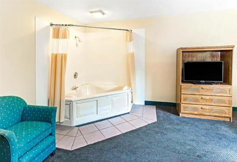 Super 8 By Wyndham Villa Rica Bagian luar foto