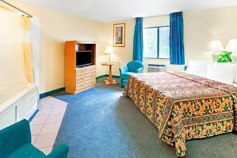 Super 8 By Wyndham Villa Rica Bagian luar foto