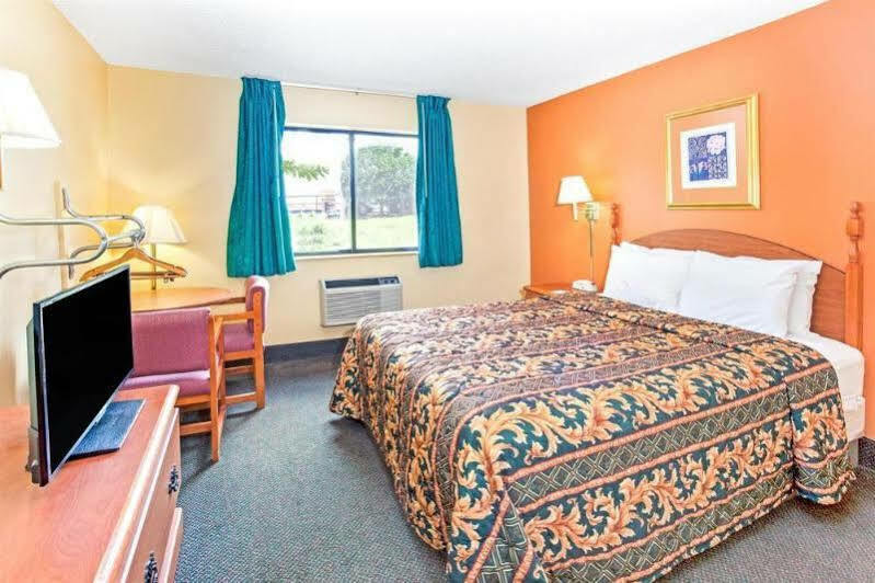 Super 8 By Wyndham Villa Rica Bagian luar foto